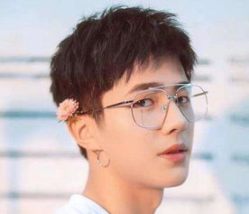 眾男神戴眼鏡 肖戰變化大，他卻讓網友直呼'心動的感覺'